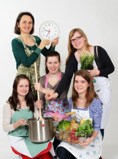 Motivierte Köchinnen :: vor der Zubereitung eines köstlichen Mahles Kochgruppe